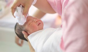 Memandikan Bayi Baru Lahir